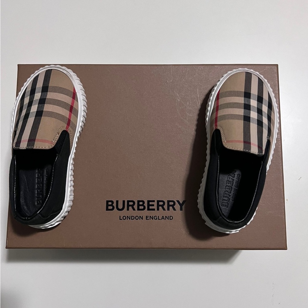 Burberry sneakers size 8